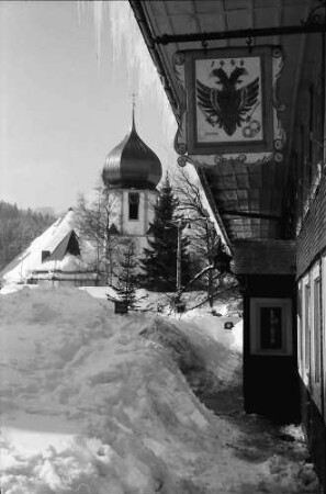 Hinterzarten: Aushängeschild des Gasthauses zum Adler mit Eiszapfen am Dach