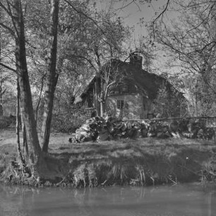 Strohgedecktes Blockhaus in Leipe. : Ze słomu kryta kładźita chěža w Lipjem.