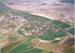 Groitzsch-Pödelwitz. Ort und Quarzsandgrube (Mittelgrund links). Im Hintergrund Großtagebau Vereinigtes Schleenhain. Luftbild-Schrägaufnahme von Nordnordwest