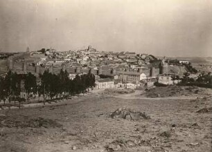 Spanien. Avila. Gesamtansicht. (Avila (das römische Avela) liegt auf einem nach drei Seiten steil abfallenden flachen Höhenrücken, in der Mitte eines von dem Adaja durchströmten, von hohen Gebirgen umschlossenen baumlosen Hochlandes)