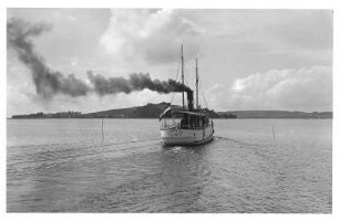 Rügen/ Deutschland: Ausflugsdampfer Loreley-Sassnitz vor der Küste