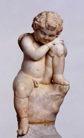 Schlafender Eros auf Felsbasis