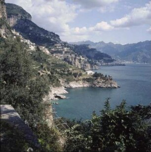 Blick von der Küstenstraße Amalfitina auf das Tyrrhenische Meer und die Stadt Positano