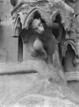 Nördliches Westportal — Nördliches Gewände — Konsolfigur des heiligen Bischofs (5. Figur)