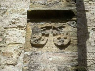 Langhaus Traufseite Süd-Strebepfeiler mittig mit Doppelwappen und Tierdarstellung in Hochrelief (Wolf oder Hund) unter Wasserschlag