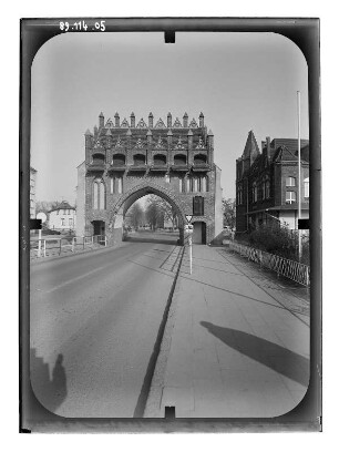 Malchin, Karl-Dressel-Straße. Stadtbefestigung. Kalensches Tor (2. V. 15. Jh.). Feldseite