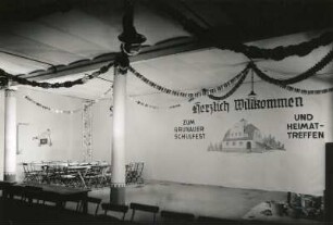 Niederstriegis-Grunau. Schule Grunau. Aula mit Wanddekoration zum Schul- und Heimatfest