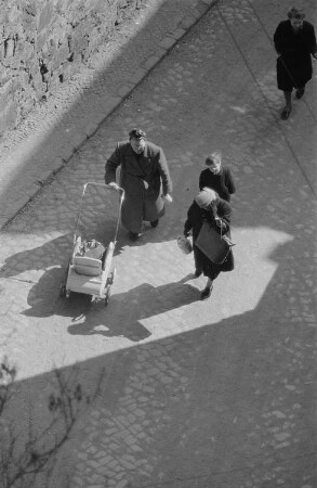 Blick in eine Gasse mit Passanten