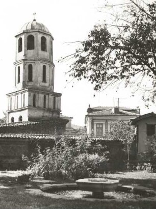Plovdiv, Bulgarien. Parkanlage gegen Kirchturm Konstantin-und-Elena-Kirche