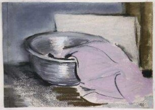 Aluminiumschüssel, rosa Stoff. Stillleben