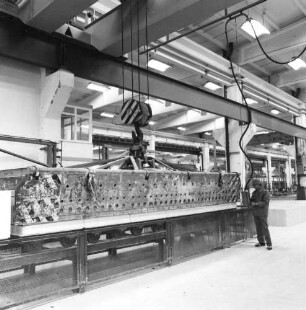 Eilenburg, Dübener Landstraße. VEB Betonwerk Laußig, Betriebsteil Betonwerk Eilenburg. Produktionshalle für Gasbetonelemente. Transportanlage mit Transportgut am Kran