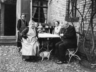 Schönlanke (Trzcianka/Polen). Gruppenaufnahme im Hinterhof eines Wohnhauses (vermutlich Angehörige der Familie des Fotografen)