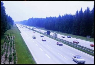 Hofoldinger Forst: starker Verkehr, 6 spurige Autobahn München - Salzburg