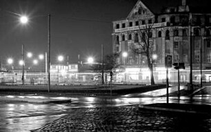 Dresden, Postplatz bei Nacht, Blick auf die Ruine des Palasthotel Weber