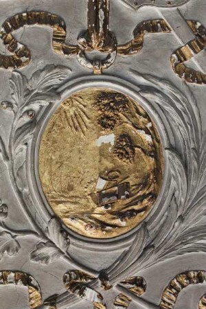 Stuckdekorationen mit Putti, Trophäen und Medaillons — Stuckfeld mit Trophäen und Medaillon — Landschaft mit Trophäe