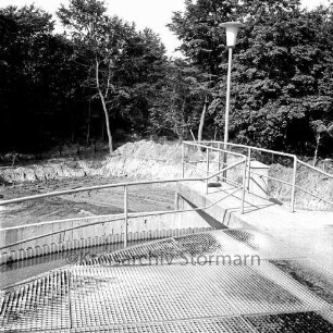 Abwasser: Klärwerk: Wöhrendamm: 4. Bauabschnitt: vorn alte Anlage mit Vorklärbecken: hinten Bodenaushebung für Fundamente: dahinter Bäume
