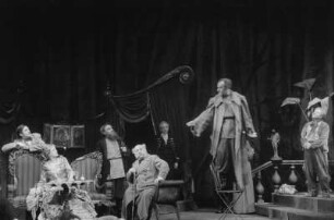 Szenenbilder aus dem Stück "Der Wald" von Alexander Nikolajewitsch Ostrowski am Hebbel-Theater Berlin