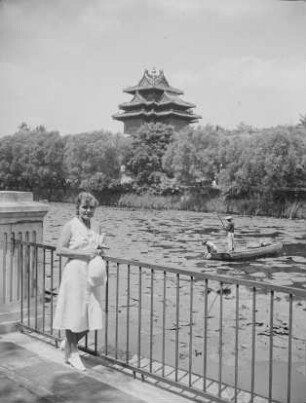 Reise nach China. Peking. Verbotene Stadt : Wassergraben und Stadtmauer mit Eckturm. Ansicht mit Frau des Fotografen
