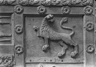 Bronzetür des Westportals — Rechter Flügel, unteres Querfeld: Greif und Löwe