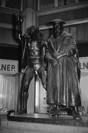Mädlerpassage in Leipzig, "Faust und Mephisto" Bronzeplastik vor dem Eingang zum Restaurant Auerbachs Keller