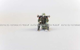 Massefigur: Soldat sitzend, mit kleinem Entfernungsmesser