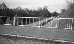 Fußgängerbrücke über die Autobahn in der Fortsetzung der verlängerten Battstraße.