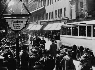 Szene aus einem Straßenverkehrslehrfilm: Feuerwehrübung auf dem Altmarkt