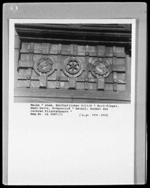 Sockelrelief des rechten Pilasters: Zwei Hunde und ein Wagenrad