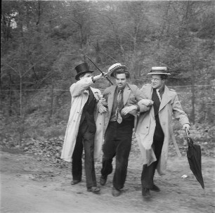 Drei Herren im Trenchcoat beim Himmelfahrtausflug (Serie "Himmelfahrt")