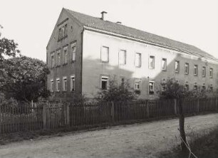 Mobschatz-Podemus, Podemuser Ring 2. Bauernhof. Wohnstallhaus (bez. 1884)