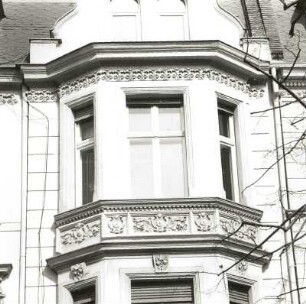 Cottbus, Karl-Liebknecht-Straße 115. Wohnhaus (E. 19. Jh.), Erker (2. Obergeschoss)