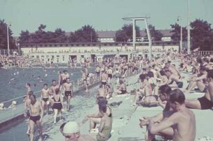 Deutschland. Freibad mit 10 m-Sprung-Turm (10 m-Brett). Ansicht mit Badegästen
