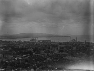 Istanbul : Blick vom Beyazit-Turm über Istanbul und das Marmarameer.