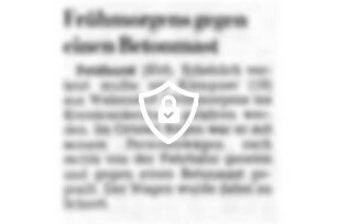 Frühmorgens gegen einen Betonmast