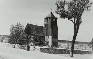 Zinnwald-Georgenfeld. Kirche (1908-1909; W. Lossow, M. H. Kühne) und Friedhofskapelle. Ansicht von Südosten