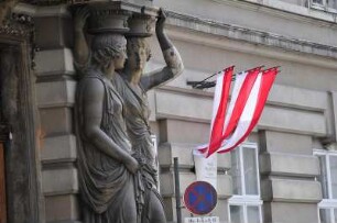 Fahnen am Palais Pallavicini : Am Palais Pallavicini am Josefsplatz wehen österreichische Fahnen. Aufgenommen in Wien am 2. September 2009