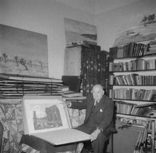 Marburg. Der Maler Professor Ernst Vollbehr (1876-1960) in seiner Wohnung, Gemälde zeigend