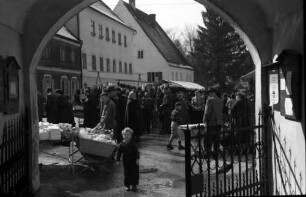 Steingaden: Jahrmarkt durch Bogen gesehen