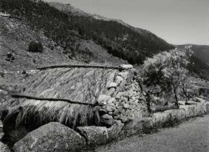 Serra da Estrela, grasgedeckte Hirtenhütte im Hochtal des Rio Zezzero