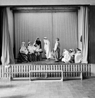 Grund- und Hauptschule: Soltausredder: Turnhalle: Verabschiedung von Konrektor Jürgen Ehlers: Vorführung eines Märchenspiels: Blick auf die Bühne mit Schulkindern als Schauspieler