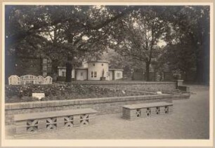 Fotoalbum: Ausstellungsgarten Jubiläums-Gartenbau-Ausstellung 1926, Dresden: Blick auf den Eichenhof und das Parktheater vom großen Rosengarten aus