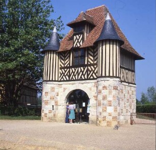 Frankreich. Crevecoer-en-Auge. Mittelalterliche Schloßanlage Château de Crevecoer-en-Auge. Torhaus