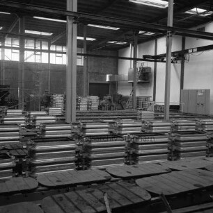 Gießtechnik Nord GmbH: Kampstraße: Eisengießerei: [Fabrikkomplex ehemals Eisengießerei Kampnagel AG]: Innenaufnahme: neue Werkhalle: Anlagen im Aufbau: hinten Arbeiter
