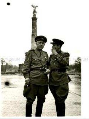 Sowjetische Offiziere vor der Siegessäule