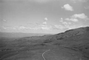 Auf der Straße : Hügelige Landschaft mit einer Straße
