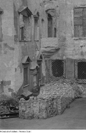 Gestapelte Steine vor der Schloßruine