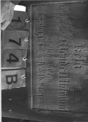 Grabstein 174 (Index: 99786071) Zustand: Vorderseite: Inschrift zum größten Teil abgeblättert Maße HxBxT: 146x69x26 cm: Grabstein 174B