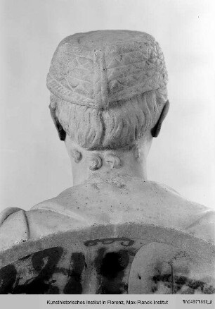 Porträtkopf einer jungen Frau mit Haarkrone auf moderner Büste : Porträtkopf einer jungen Frau mit Haarkrone