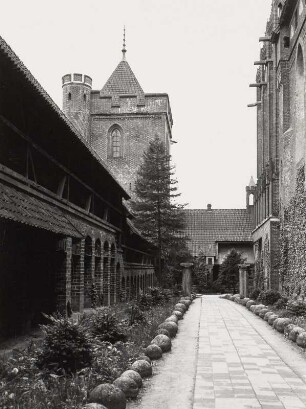 Malbork (Marienburg), Ordensburg Marienburg, Pfaffenturm, Hausgraben und Schlosskirche. Ansicht von Nordwesten