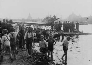 Szene aus dem Dokumentarfilm "Flugbetrieb auf dem Flugplatz Dresden-Kaditz": Der Wasserflugplatz Johannstadt